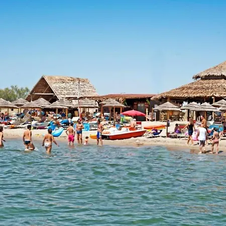 A Schiera Su Due Livelli Con Giardino Метапонто