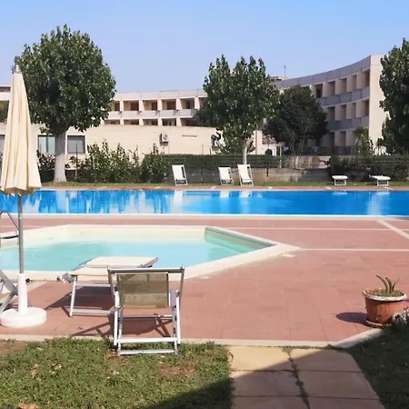 A Schiera Su Due Livelli Con Giardino Дом отдыха