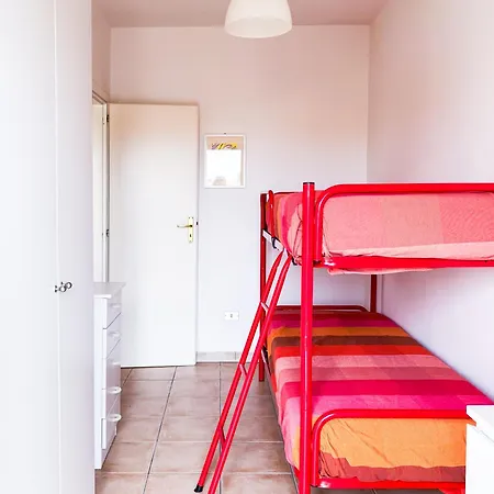 A Schiera Su Due Livelli Con Giardino بيت للعطل